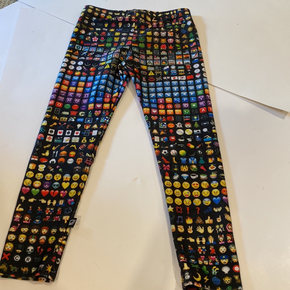 EMOJI KIDS LEGGINGS WITH MANY EMOJIS FOR A 6-7 YEAR OLD - Picture 1 of 12